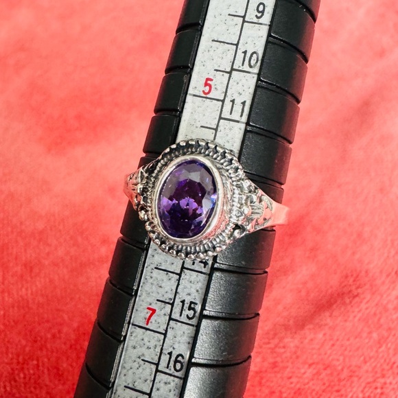 925 Sterling Silver Ring Centering an Oval Cut Purple Amethyst Gemstone - Picture 2 of 3